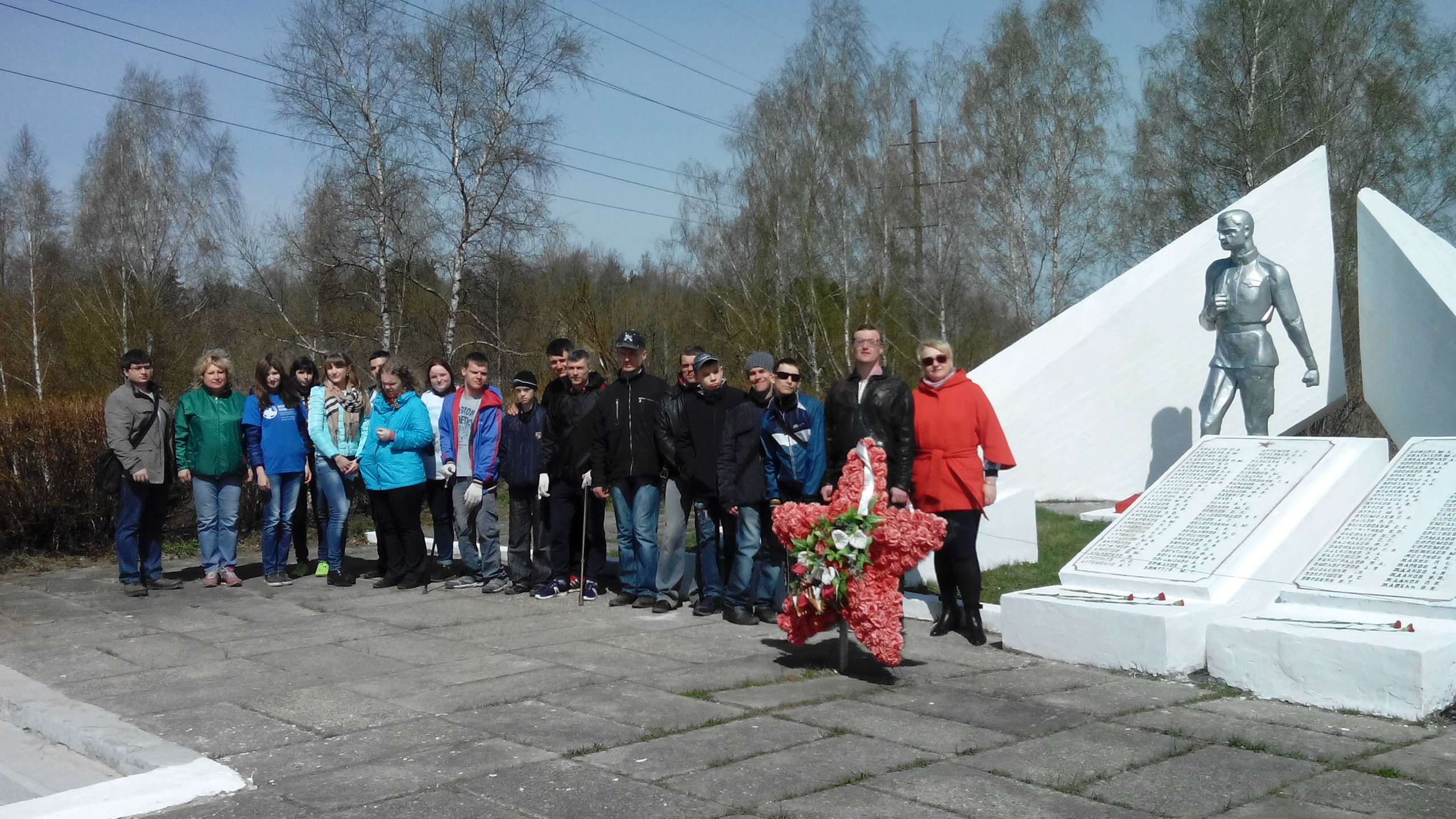 Воспитанники ГБУ РЦ на братском захоронении в пос. Элеватор