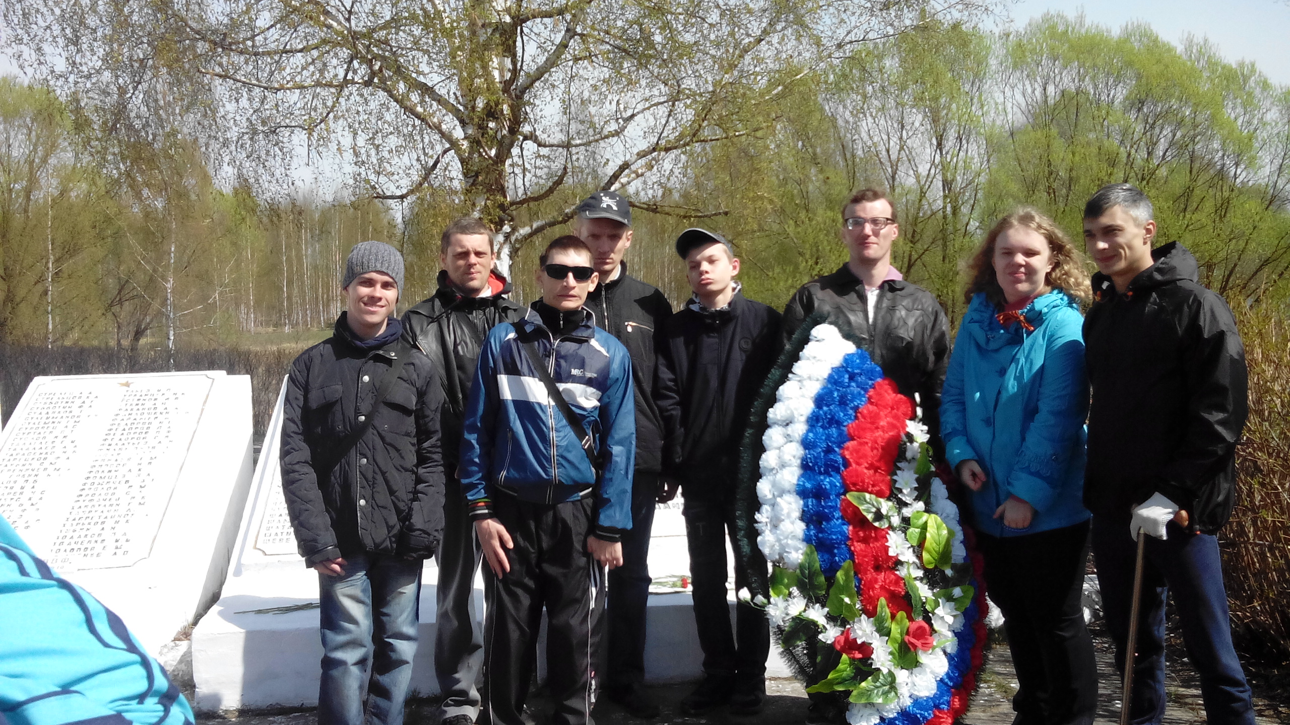 Воспитанники ГБУ РЦ на братском захоронении в пос. Элеватор