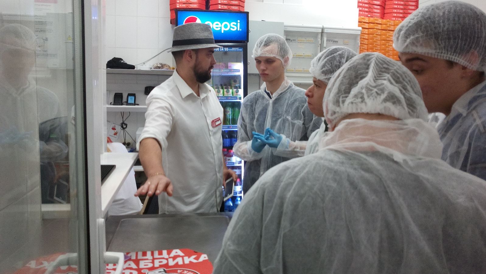 Воспитанники ГБУ РЦ г.Твери готовят пиццу