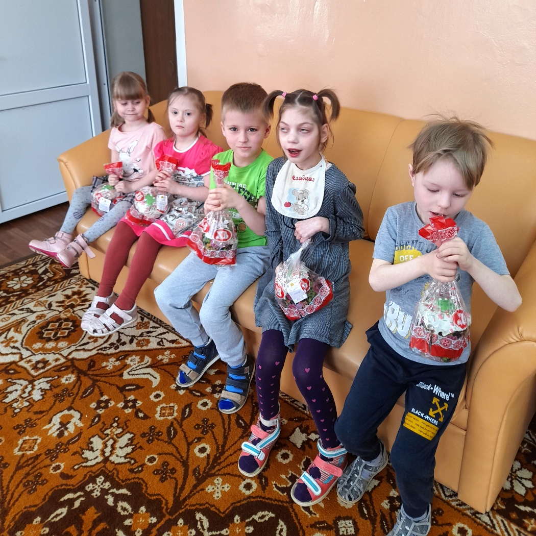 Подарки детям ГБУ РЦ от Мелькомбината